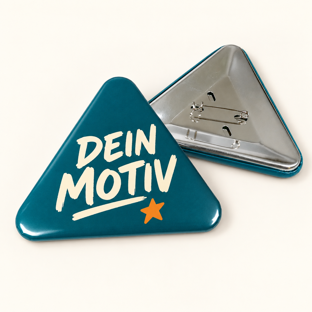 63x70mm Buttons mit Nadel – Dreieckig – Vorderseite mit Beispielmotiv und Rückseite mit Befestigung