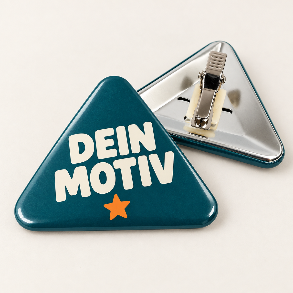63x70mm Buttons mit Clip – Dreieckig – Vorderseite mit Beispielmotiv und Rückseite mit Befestigung