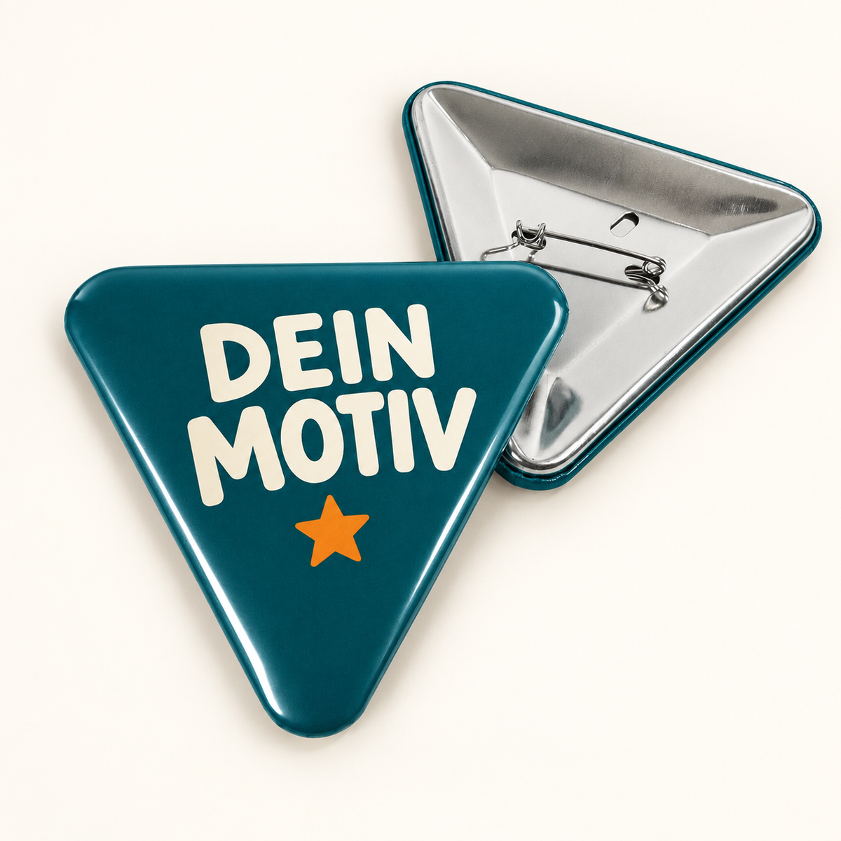 70x63mm Buttons mit Nadel – Dreieckig – Vorderseite mit Beispielmotiv und Rückseite mit Befestigung