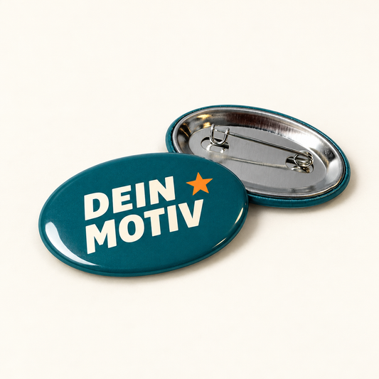 25x44mm Buttons mit Nadel (Oval) – Vorderseite mit Beispielmotiv und Rückseite mit Befestigung