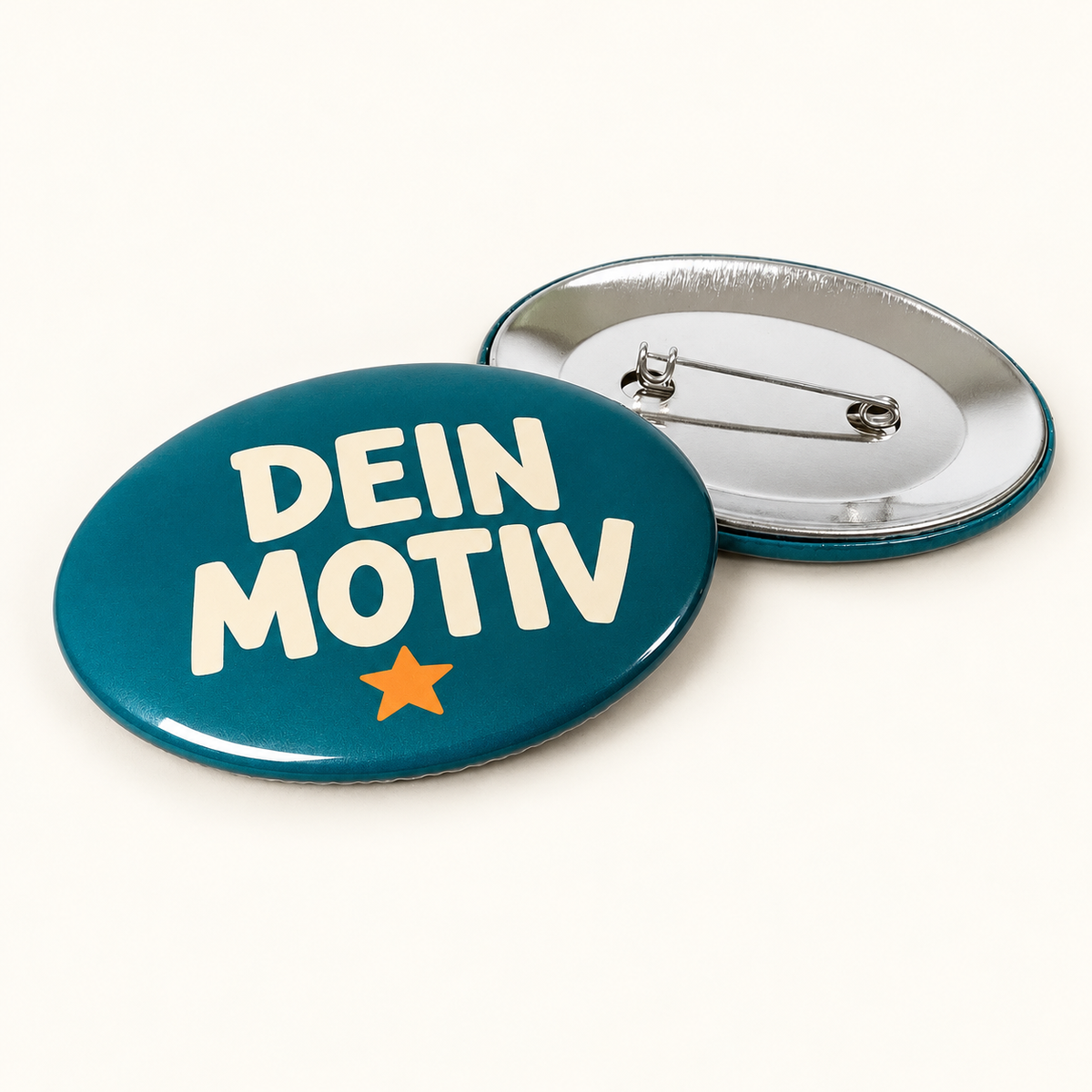 44x68mm Buttons mit Nadel (Oval) – Vorderseite mit Beispielmotiv und Rückseite mit Befestigung
