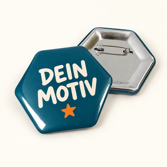 65x58mm Buttons mit Nadel – Sechseckig – Vorderseite mit Beispielmotiv und Rückseite mit Befestigung
