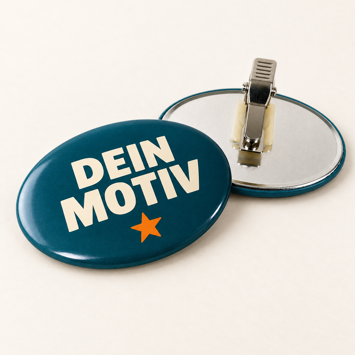 44x68mm Buttons mit Clip – Oval – Vorderseite mit Beispielmotiv und Rückseite mit Befestigung