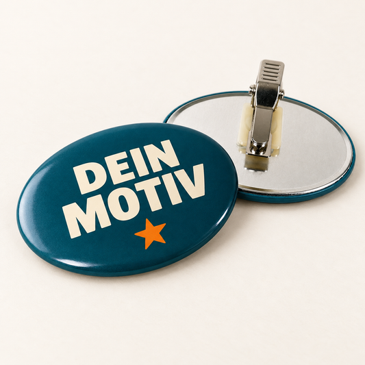 44x68mm Buttons mit Clip – Oval – Vorderseite mit Beispielmotiv und Rückseite mit Befestigung