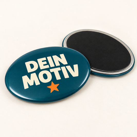 44x68mm Buttons mit Magnet (Oval) – Vorderseite mit Beispielmotiv und Rückseite mit Befestigung
