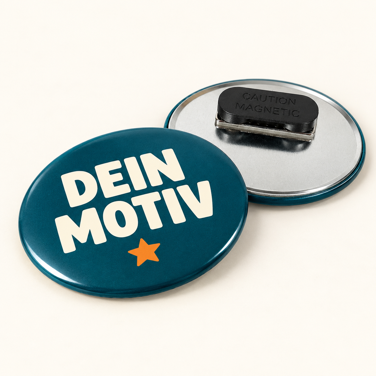 44x68mm Buttons mit Kleidungsmagnet (Oval) – Vorderseite mit Beispielmotiv und Rückseite mit Befestigung