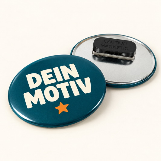 44x68mm Buttons mit Kleidungsmagnet (Oval) – Vorderseite mit Beispielmotiv und Rückseite mit Befestigung