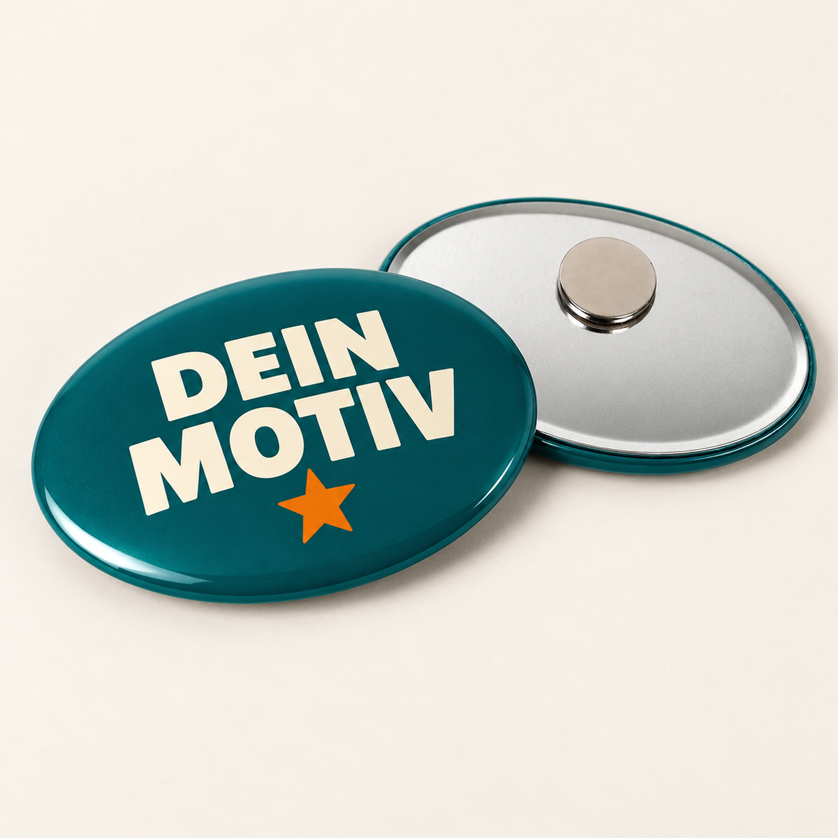 44x68mm Buttons mit Powermagnet (Oval) – Vorderseite mit Beispielmotiv und Rückseite mit Befestigung
