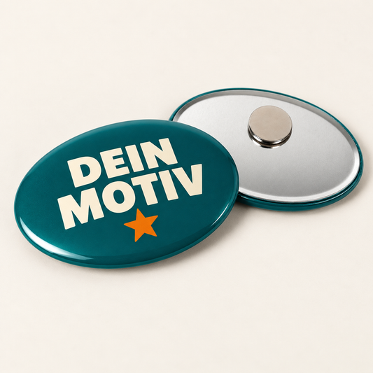 44x68mm Buttons mit Powermagnet (Oval) – Vorderseite mit Beispielmotiv und Rückseite mit Befestigung