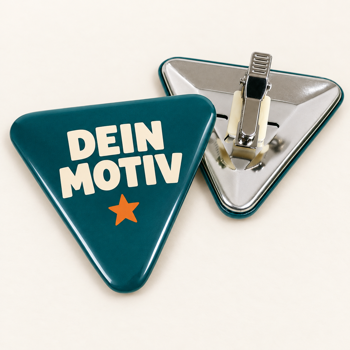 70x63mm Buttons mit Clip – Dreieckig – Vorderseite mit Beispielmotiv und Rückseite mit Befestigung